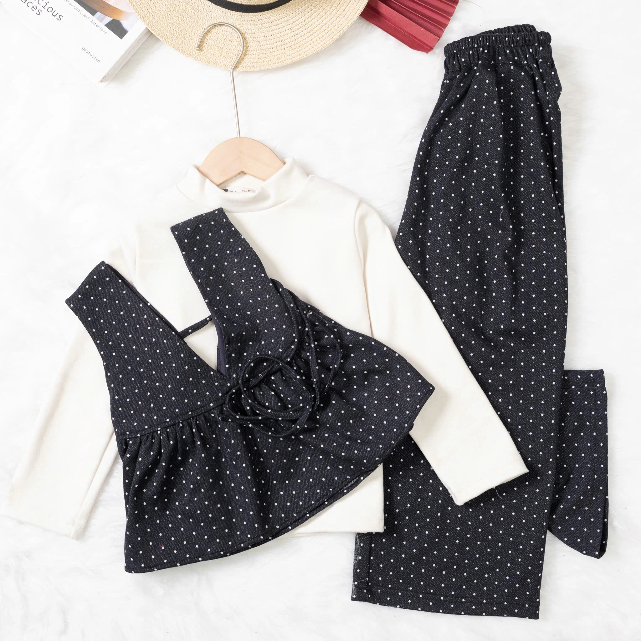 Bộ thời trang bé gái chấm bi