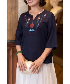 Alternative view of Áo kiểu trung niên vải lụa gân thêu hoa M Collection